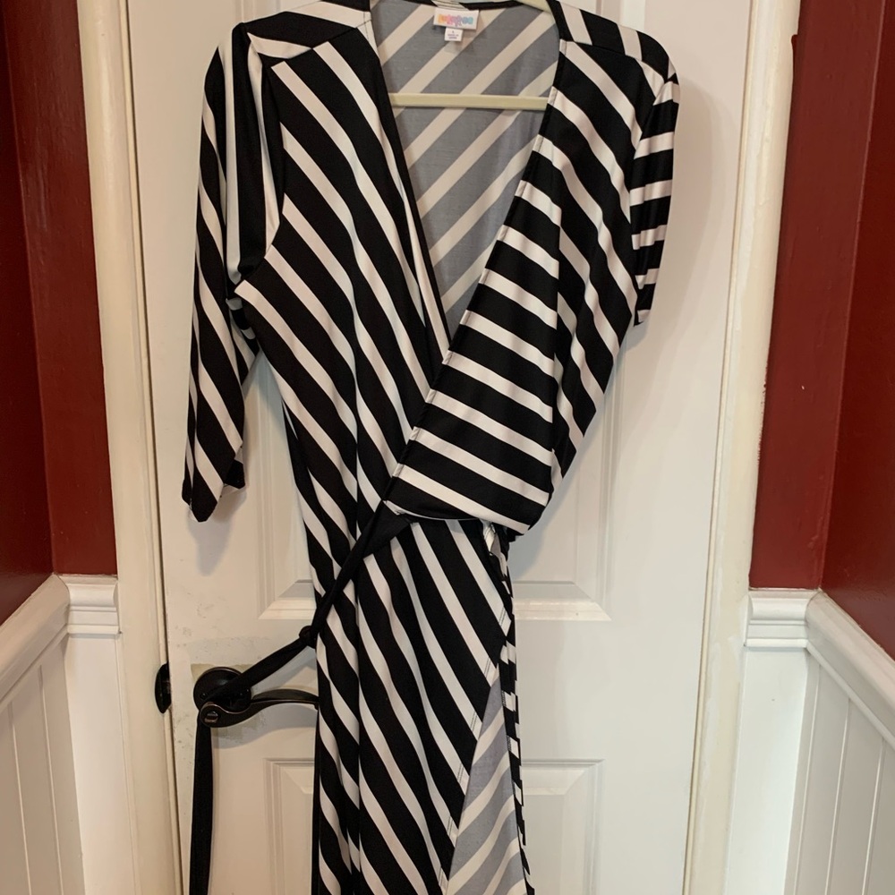 Lularoe true wrap dress, stretchy, skims. Flattering! Comfortable! Attchd belt.